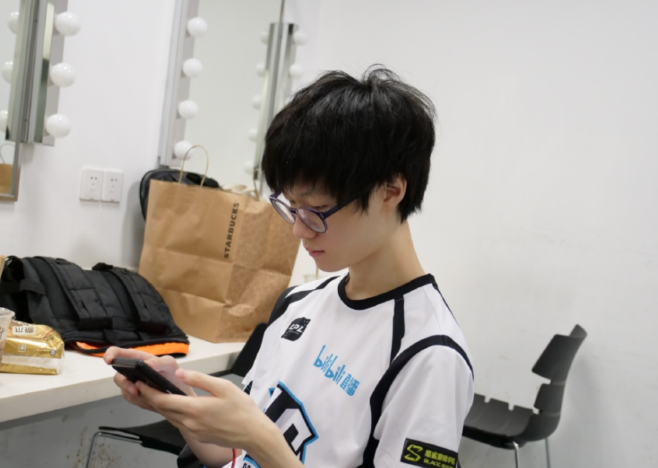 九游游戏大全 穆古鲁扎重要时刻出色防守，RNG带队取胜！赛场气氛高涨